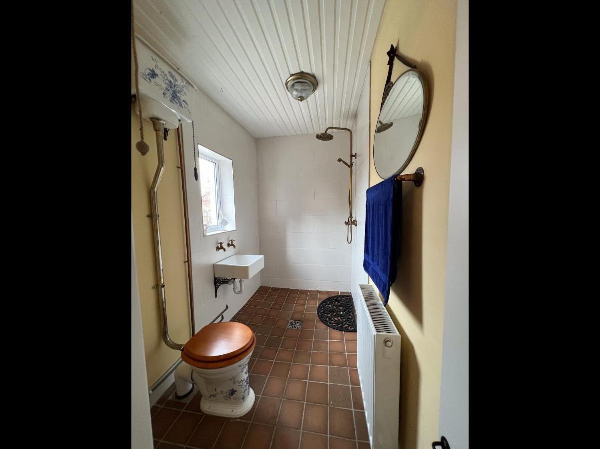 Unique Townhouse With Large Garden Down To The Sea Villa Killough Luaran gambar