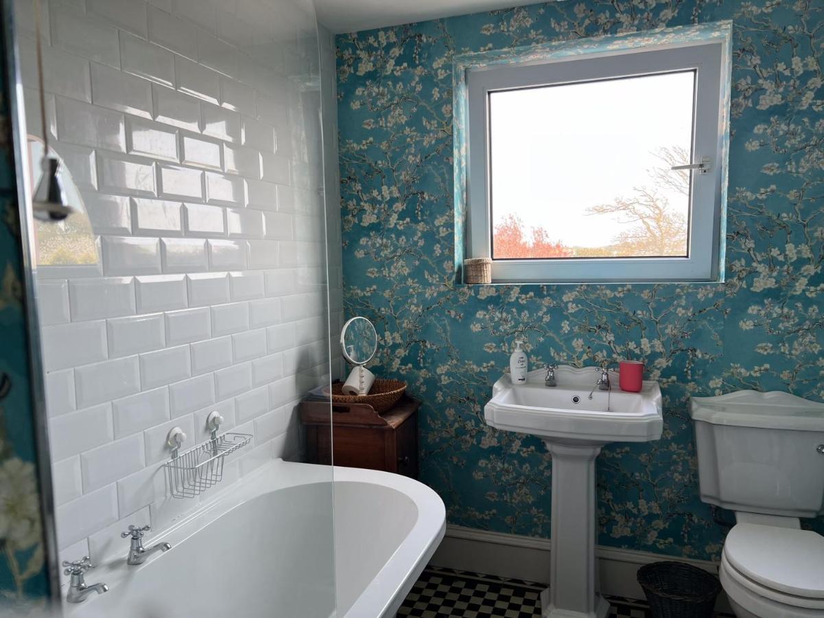 Unique Townhouse With Large Garden Down To The Sea Villa Killough Luaran gambar